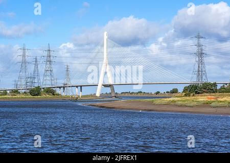 Flintshire Bridge über den Fluss Dee und Strommasten in der Nähe von Connah's Quay Flint North Wales Großbritannien Oktober 2021 Stockfoto