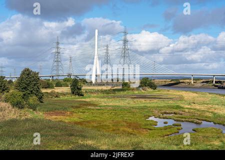 Flintshire Bridge über den Fluss Dee und Sümpfe und zeigt Strommasten in der Nähe von Connah's Quay North Wales Großbritannien Oktober 2021 Stockfoto