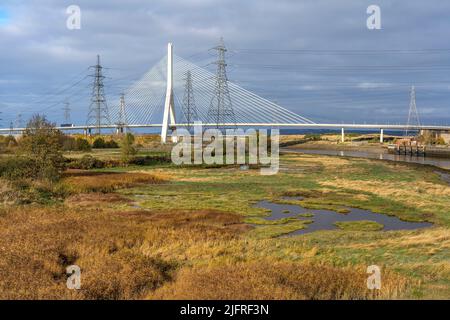Flintshire Bridge über den Fluss Dee und Strommasten in der Nähe von Connah's Quay North Wales, Großbritannien November 2021 9580 Stockfoto