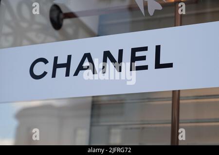 Cannes , paca , Frankreich - 06 12 2022 : Chanel Logo Marke und Zeichen Text Fenster Fassade Eingang Laden Französisch Mode-Unternehmen Stockfoto