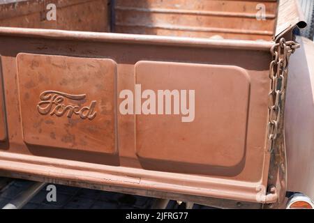 Bordeaux , Aquitaine Frankreich - 06 12 2022 : Ford Rusty Logo Marke und Text-Zeichen auf Rost Pick up LKW Jahrgang von Rost Ranger Stockfoto