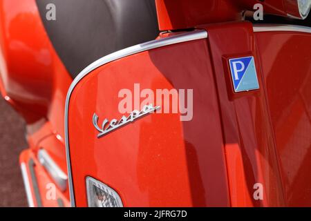 Bordeaux , Aquitaine Frankreich - 06 12 2022 : Vespa Italienische Marke Text und Logo vor Roller rot modern von Piaggio hergestellt Stockfoto