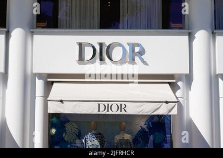 Cannes , paca , Frankreich - 06 12 2022 : Christian Dior Marke Logo des Unternehmens Text Zeichen Wand der Mode Bekleidungsindustrie Fassade des Einzelhandels und Geschäft Stockfoto