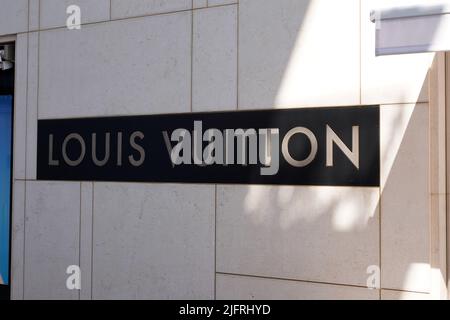 Cannes , paca , Frankreich - 06 12 2022 : Louis Vuitton Logo Marke und Text Zeichen Frontwand Fassade von Home Shop Luxus Boutique Handtaschen und Gepäckraum Stockfoto