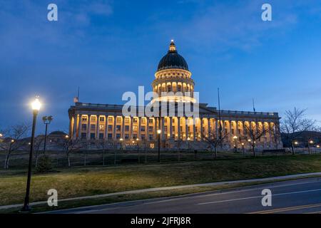 Das Utah State Capitol erleuchtete in der morgendlichen Dämmerung auf dem Capitol Hill in Salt Lake City, Utah. Stockfoto
