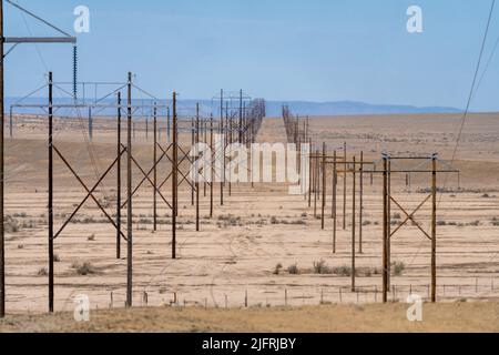 Hölzerne Stromübertragungstürme erstrecken sich über die karge Wüste in Utah. Stockfoto