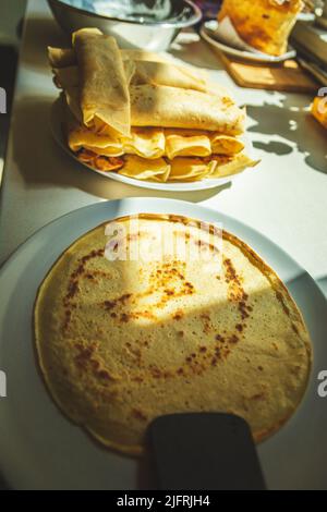 Pfannkuchen auf einem Teller auf der Küchentische, Zubereitung der Speisen Stockfoto