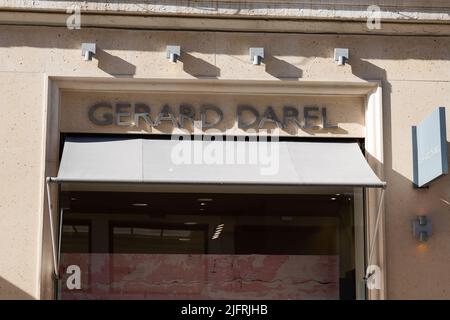 Bordeaux , Aquitaine Frankreich - 06 12 2022 : Gerard Darel Logo Marke und Schild Text vor dem Eingang Fassade speichern Mode Bekleidungsgeschäft Stockfoto