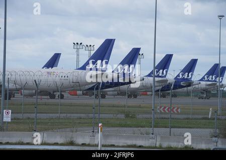 Kastrup/Kopenhagen/Dänemark/05 July 2022/SAS skandinvianische Airliens-Piloten bei Streiks kantige Flüge und finanzielle Krisen imaegs Copenhagen Interntionalk Airportflugzeuge werden am Flughafen Copenahgen Int. in der dänischen Hauptstadt geparkt. (Foto. Francis Dean/Dean Pictures). Stockfoto