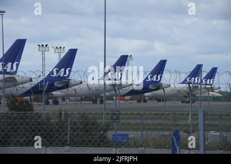 Kastrup/Kopenhagen/Dänemark/05 July 2022/SAS skandinvianische Airliens-Piloten bei Streiks kantige Flüge und finanzielle Krisen imaegs Copenhagen Interntionalk Airportflugzeuge werden am Flughafen Copenahgen Int. in der dänischen Hauptstadt geparkt. (Foto. Francis Dean/Dean Pictures). Stockfoto