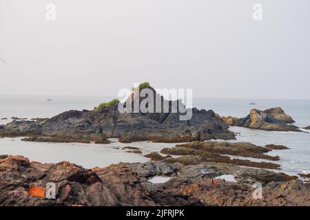 Blick auf die Küste mit Felsenbergen in om Beach in gokarna Stockfoto