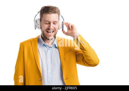 Junger Mann mit Kopfhörern im Studio Stockfoto