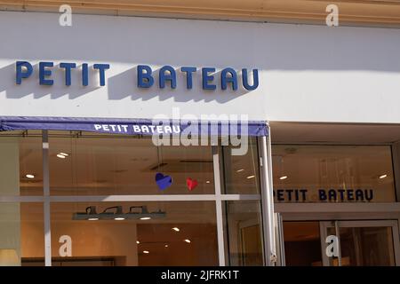 Bordeaux , Aquitaine Frankreich - 06 12 2022 : Petit Bateau Kinder Mode Shop Eingang Fenster Schild Text kleines Boot Logo Marke Shop für Kinder Stockfoto