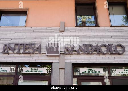 Mailand, italien - 06 15 2022 : Intesa Sanpaolo Textmarke und Logo Bankfiliale eine der größten Banken in Europa Stockfoto