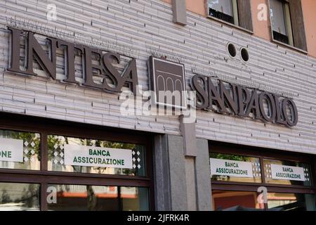 Mailand, italien - 06 15 2022 : Intesa Sanpaolo Bank Logo Marke und Text Zeichen aus Turin Italien Stockfoto