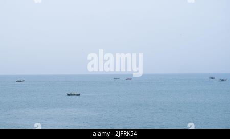 Schöner Blick auf eine Landschaft Meer mit Fischerbooten gefüllt in einem ruhigen Tag mit klarem Himmel Stockfoto