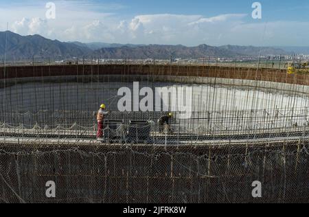 HOHHOT, CHINA - 5. JULI 2022 - Luftfoto vom 5. Juli 2022 zeigt den Bau eines indirekten Luftkühlturms in der zweiten Phase des J Stockfoto