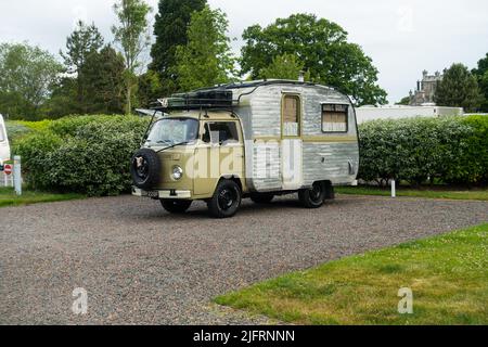 Ein ungewöhnlicher VW-Umbau mit Erker-Fenster, der auf dem Edinburgh Campsite, Schottland, Großbritannien, geparkt wurde. Stockfoto