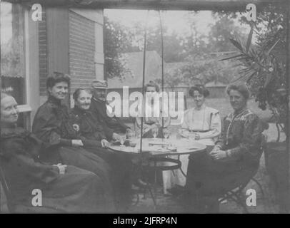 Die Familie Snoeck für Huize Oud Heyendaal: V.l.n.r. Adriana Alida Gerarda Johanna de Wit (1852-1920), NN, Tante Henrietta Adriana Anna Snoeck (1835-1920), Johan Hendrik Snoeck (1841-1921), NN, NN und Lucia Margaretha Elisabeth (Lucie) Snoeck (geboren 24-5 -1880) Stockfoto