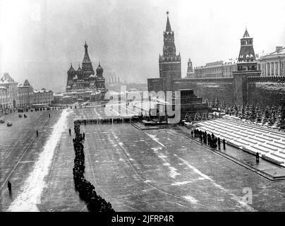 SOWJETISCHER MOSKAUER Roter Platz mit einer langen, kurvenreichen Schlange zum Lenin-Mausoleum im Winter vermischen sich Regen und Schnee Stockfoto