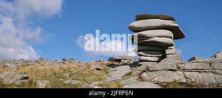 Ein Panoramabild des hoch aufragenden Granitfelsens, der den Cheesewring von der Gletscheraktion auf dem Stowes Hill am Bodmin Moor in Cornwall überließ. Stockfoto