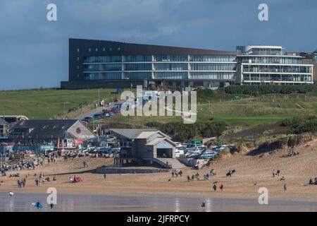 Der exklusive Wohnblock Fistral Blue mit Blick auf den Fistral Beach in Newquay in Cornwall. Stockfoto