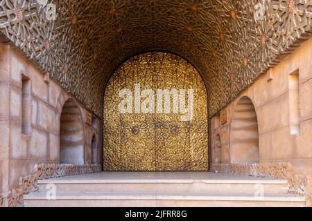 Goldene Tür an der Al Sahaba Moschee in der Altstadt von Sharm El Sheikh in Ägypten. Stockfoto