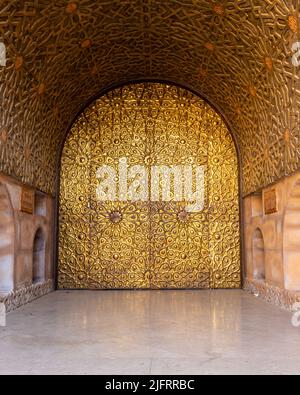 Goldene Tür an der Al Sahaba Moschee in der Altstadt von Sharm El Sheikh in Ägypten. Stockfoto