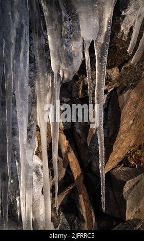 Eiszapfen. Honningsvag, (Honningsvåg, die nördlichste Stadt auf dem norwegischen Festland) Norwegen Stockfoto