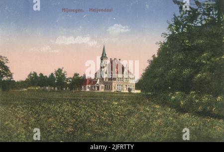 Huize 'Heyendaal' auch bekannt als die Burg von Jurgens. 1912 wurde das uralte Heyendael-Anwesen vom Margarinenhersteller Frans Jurgens aus Oss erworben, der dort mit seiner Familie leben wollte. Da das bestehende Landhaus alt und zu klein war, beauftragte er den Architekten Charles Estourgie mit der Planung eines großen Landhauses. Der Bau begann im November 1912 und wurde 1914 fertig gestellt. Baustil: Holländischer Renaissancestil, dessen Stufengiebel auf der Vorder- und Rückseite und die vielen Dekorationen aus Naturstein klare Merkmale sind. Stockfoto