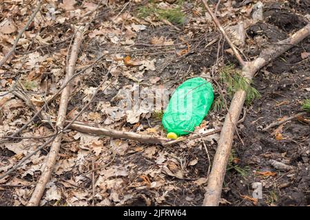 Eine zerquetschte Plastikflasche im Wald hinterlassen Stockfoto