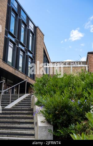 Die Piece Hall in Halifax, Großbritannien, wurde 1779 als Tuchhalle eröffnet und beherbergt heute historische Ausstellungen, Geschäfte, Bars, Restaurants und Live-Musikveranstaltungen im Freien. Stockfoto