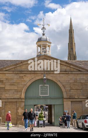 Die Piece Hall in Halifax, Großbritannien, wurde 1779 als Tuchhalle eröffnet und beherbergt heute historische Ausstellungen, Geschäfte, Bars, Restaurants und Live-Musikveranstaltungen im Freien. Stockfoto