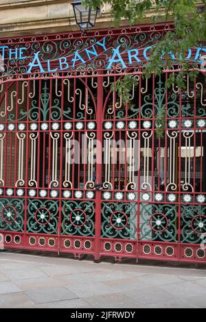 Halifax, Großbritannien. Das gemalte Tor der Albany Arcade am Halifax Borough Market wurde 1896 eröffnet. Stockfoto