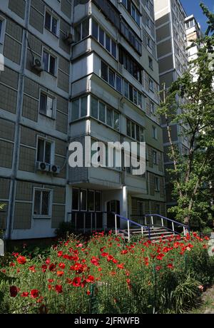 Kiew, Ukraine 15. Mai 2021: Kiewer Stadthof mit einem Wohnhaus und Bäumen Stockfoto