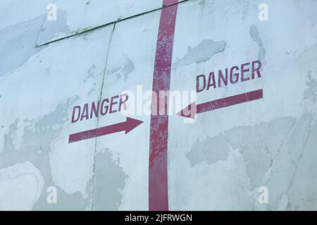 Warnschild an einem alten Flugzeug Stockfoto