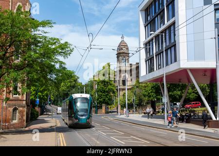 Straßenbahn auf der Goldsmith Street auf dem Campus der Trent University City, Nottinghamshire, England Stockfoto