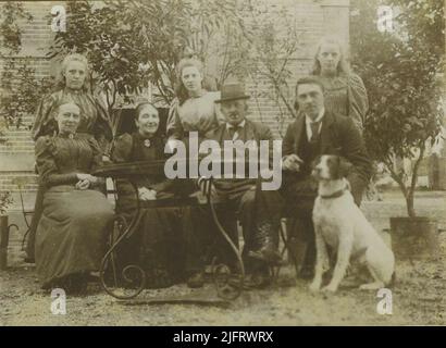 Die Familie Snoeck für Huize Oud Heyendaal: Sitzend v.l.n.r. Adriana Alida Gerarda Johanna de Wit (1852-1920), Tante Henrietta Adriana Anna Snoeck (1835-1920), Johan Hendrik Snoeck (1841-1921) und Matthias Adriaan (Ad) Snoeck (1878-1957); stehend v. l.n.r. Lucia Margaretha Elisabeth (Lucie) Snoeck (geboren 1880), Emilie (Emy) Snoeck (1879-1942) und Margaretha Johanna Antonia (Meta) Snoeck (1881-1910) Stockfoto