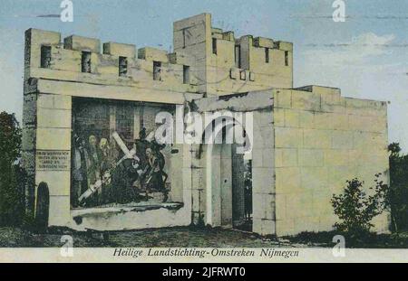 Das biblische Freilichtmuseum De Heilig Landstichting (heute Begräbnis- und Gedenkpark): Der Jerusalemer Hafen mit den 7. Stationen des Kreuzes (Jesus fällt 2. Mal unter das Kreuz), von Piet Gerrits (in Kacheln ausgeführt) Stockfoto