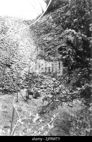 Ein Teil der alten Stadtmauer, zwischen dem Kronturm aus dem Jahr 1425, im Volksmund Kruittoren genannt, und dem Rondeel 'römischen Fuß' aus dem Jahr 1527 (rechts) im Kronenburgerpark, für die Restaurierung von 1971/1972 Stockfoto