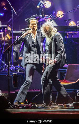 Verona Italien. 04. Juli 2022. Der australische Singer-Songwriter NICK CAVE mit seiner Band THE BAD SEEDS tritt während seiner 'European Tour 2022' live auf der Bühne der Arena di Verona auf. Stockfoto