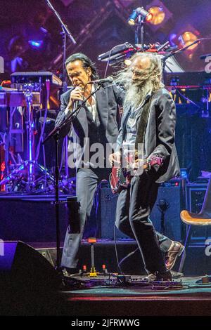 Verona Italien. 04. Juli 2022. Der australische Singer-Songwriter NICK CAVE mit seiner Band THE BAD SEEDS tritt während seiner 'European Tour 2022' live auf der Bühne der Arena di Verona auf. Stockfoto