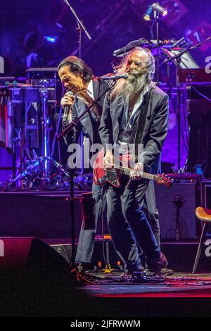 Verona Italien. 04. Juli 2022. Der australische Singer-Songwriter NICK CAVE mit seiner Band THE BAD SEEDS tritt während seiner 'European Tour 2022' live auf der Bühne der Arena di Verona auf. Stockfoto