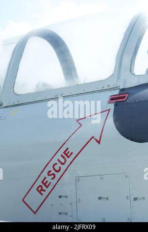 Rettungsaufklebegerät an einem alten Flugzeug Stockfoto