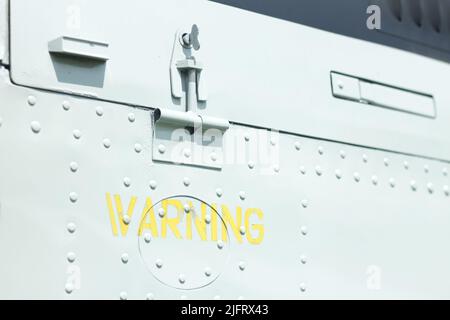 Warnschild an einem alten Flugzeug Stockfoto