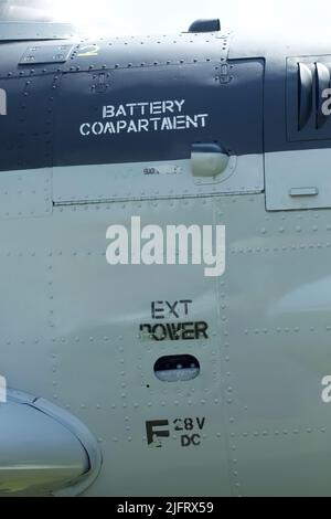 Aufkleber des Batteriefachs auf einem alten Flugzeug Stockfoto