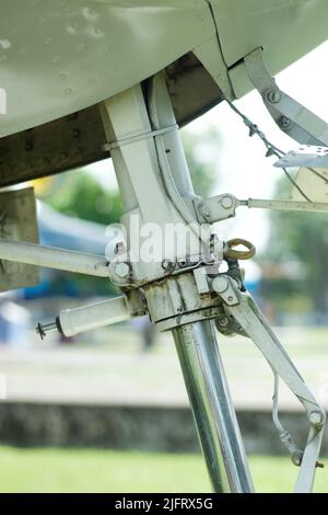 Nahaufnahme eines Radausfahrzeugs oder Fahrwerk eines alten Flugzeugs Stockfoto