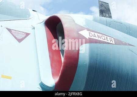 Warnschild an einem alten Flugzeug Stockfoto