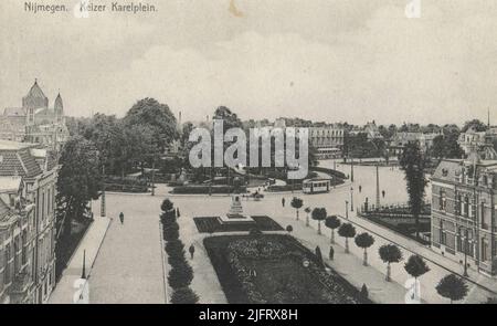 Blick auf den Keizer Karelplein; links die St.-Joseph-Kirche; im Hintergrund das Hotel Keizer Karel zwischen Graafseweg und Stationsweg. Knapp unterhalb der Bildmitte befindet sich die Statue von Msgr. Ferdinand Hamer (1840 - 1900). Die Statue wurde 1902 in der Verlengde Molenstraat enthüllt. Die Straße, in der Mgr. Hamer wurde geboren, jetzt Bischof Hamerstraat genannt. Bild houwer Bart van Hove entwarf die Statue. Er war Professor an der Rijksacademie für Bildende Kunst in Amsterdam. Stockfoto