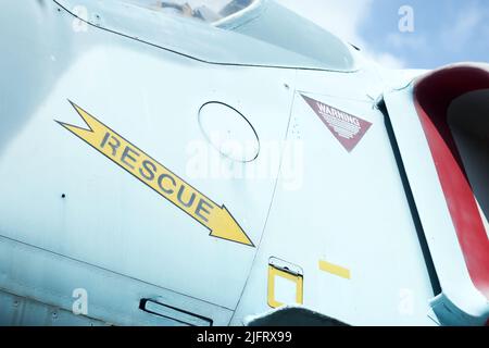 Rettungsaufklebegerät an einem alten Flugzeug Stockfoto